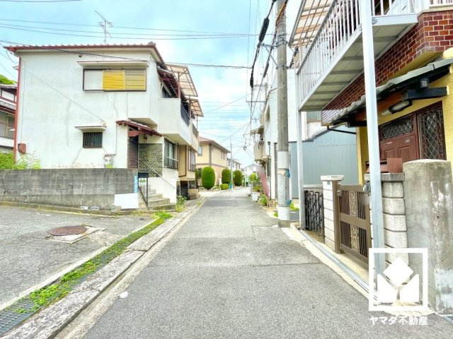 尼崎市大庄北３丁目の前面道路含む現地写真|お引渡しから2年間の「契約不適合責任」があり、ご購入後の住まいの安心を支えます。（宅内への雨漏り、シロアリ被害、主要な構造部位の腐食、給排水管の故障、土地の埋設物）