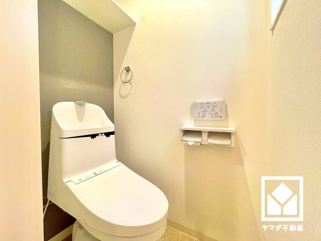 尼崎市大庄北３丁目のトイレ|明るく清潔感溢れるトイレです。温水洗浄便座付きで、季節を問わずいつでも温かい便座をお使いいただけます。