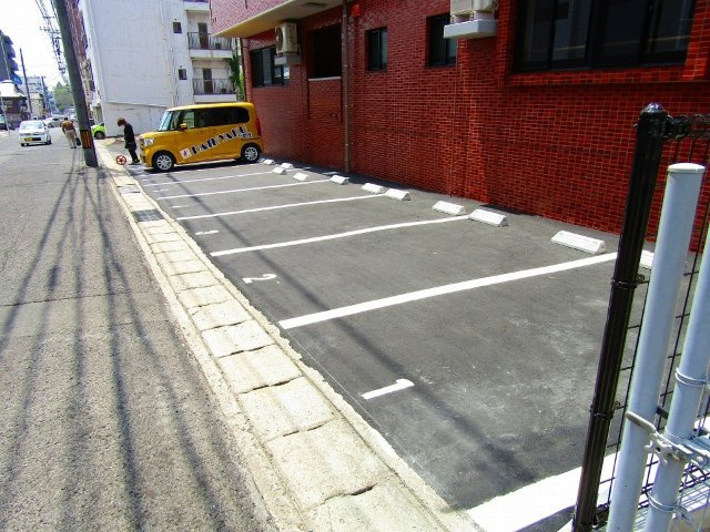 佐世保市俵町の賃貸マンションの駐車場