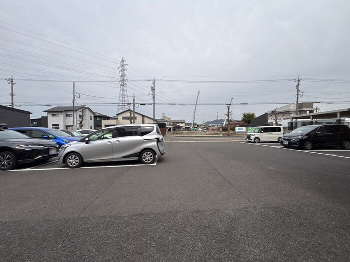 メゾンシャルムの駐車場