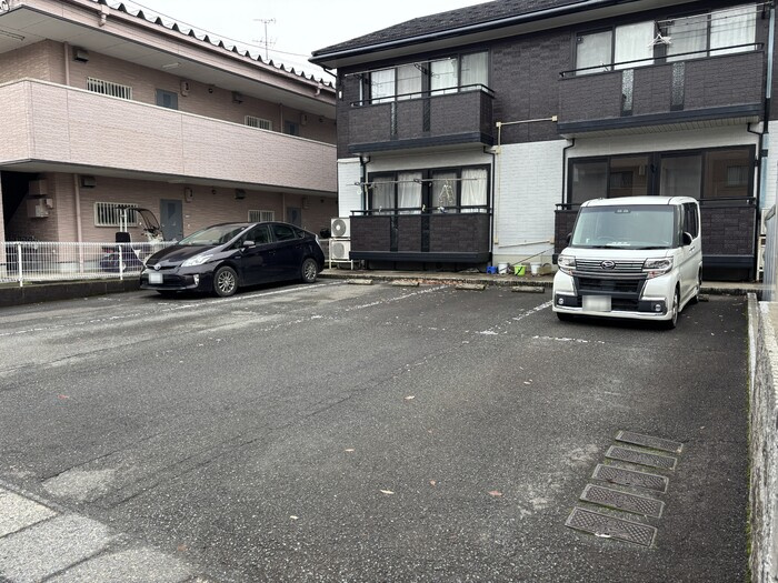 ファミリア・フローラの駐車場