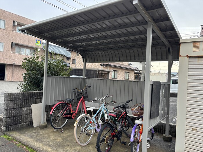 ファミリア・フローラの駐車場