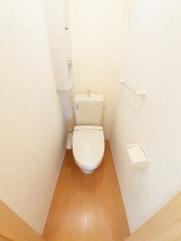 イーストサイドのトイレ|落ち着いた色調のトイレです