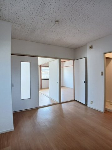 熊本市東区小山１丁目のアパートの居間・リビング|使いやすいリビングです