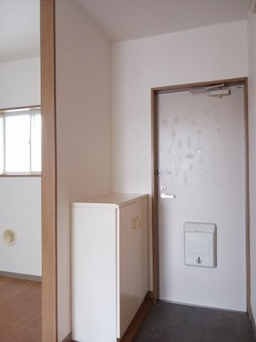 熊本市東区小山２丁目のアパートの玄関|収納もある玄関です