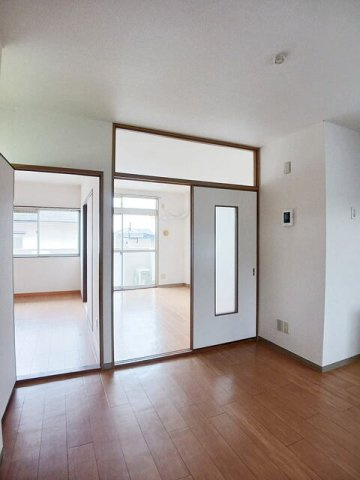 熊本市東区小山２丁目のアパートの居間・リビング|ゆったりとした居間です