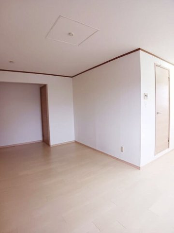 熊本市東区小山２丁目のアパートの居間・リビング|使いやすいリビングです