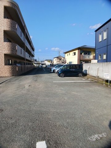 熊本市北区龍田６丁目の賃貸マンションの駐車場|カースペースがあります