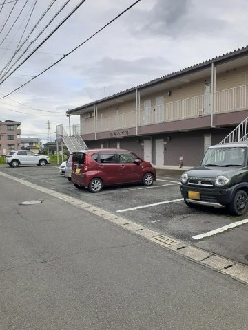 合志市須屋のアパートの駐車場|駐車場があるので、車を買う予定の方も安心です