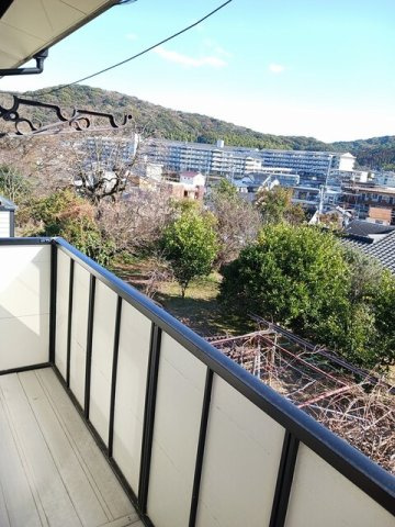熊本市北区清水亀井町のアパートのバルコニー|バルコニーからの眺めを楽しみながら食事をしませんか