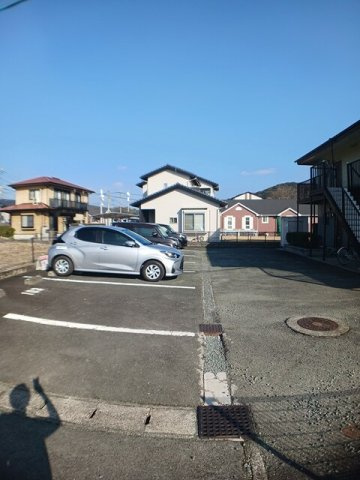 熊本市北区清水亀井町のアパートの駐車場|駐車場があるので、車を買う予定の方も安心です