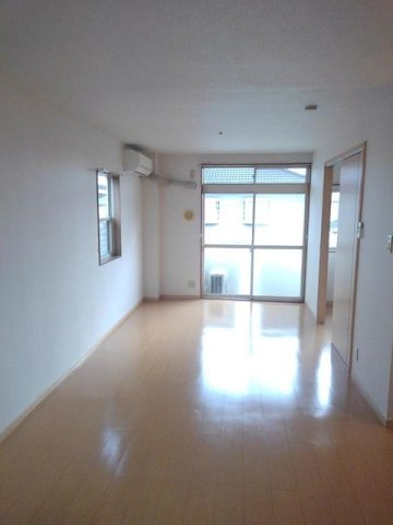 熊本市北区龍田１丁目のアパートの居間・リビング|こちらの居間で趣味の時間をお楽しみください