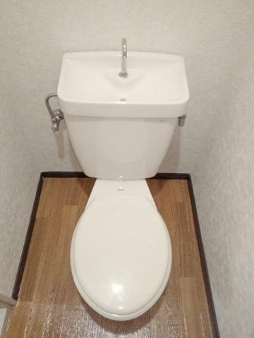 合志市須屋のアパートのトイレ|落ち着いた色調のトイレです