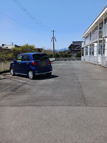 合志市須屋のアパートの駐車場|駐車場に車を止められます