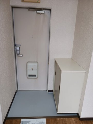 合志市須屋のアパートの玄関|収納もある玄関です
