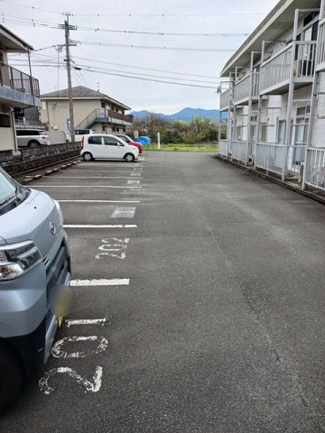 合志市須屋のアパートの駐車場|駐車場に車を止められます