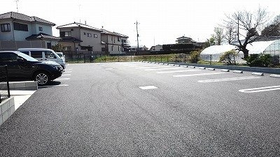 フロンティアの駐車場
