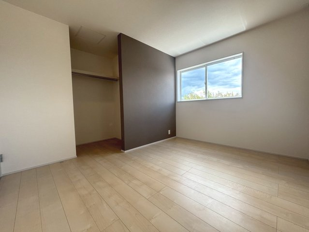 リーブルガーデン　関市笠屋2丁目　全3区画分譲の独立洗面台|洗面化粧台 幅 750mm、軽く割れにくい洗面ボールと場所をとらないコンパクト設計の本体キャビネットです。
ミラー扉の内側は全て収納スペースです。リフトアップシャワーを採用し両手が自由に使えます