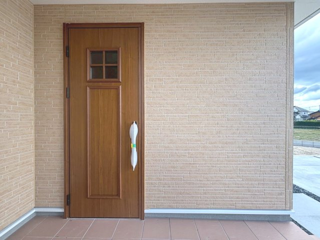 リーブルガーデン　関市笠屋2丁目　全3区画分譲の洋室|全居室にたっぷり収納できる大型クローゼット、居室部分の窓ガラスには間に空気層を設けたペアガラスを採用。
高い断熱性と共にガラス面の結露対策にも効果を発揮します。