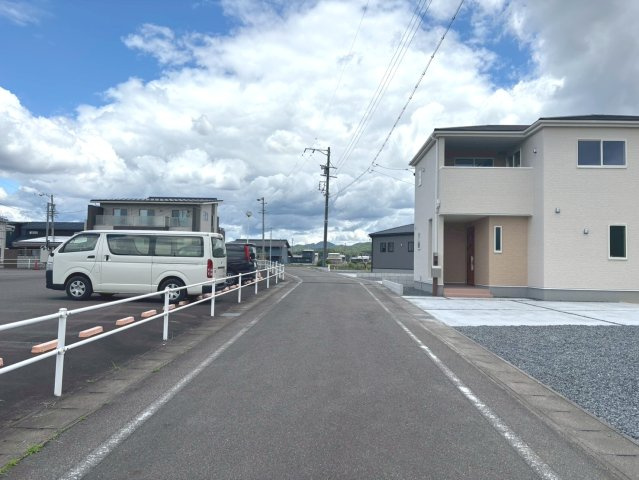 リーブルガーデン　関市笠屋2丁目　全3区画分譲の玄関|大容量のシューズ収納付きで玄関周りもすっきり！玄関ドアからの光が玄関ホールを明るくしてくれます。