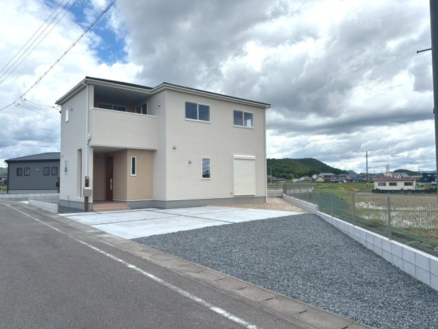 リーブルガーデン　関市笠屋2丁目　全3区画分譲のバルコニー|バルコニーは南向きで洗濯物もよく乾きます！強度と表面積硬度を持つFPRで防水しています。