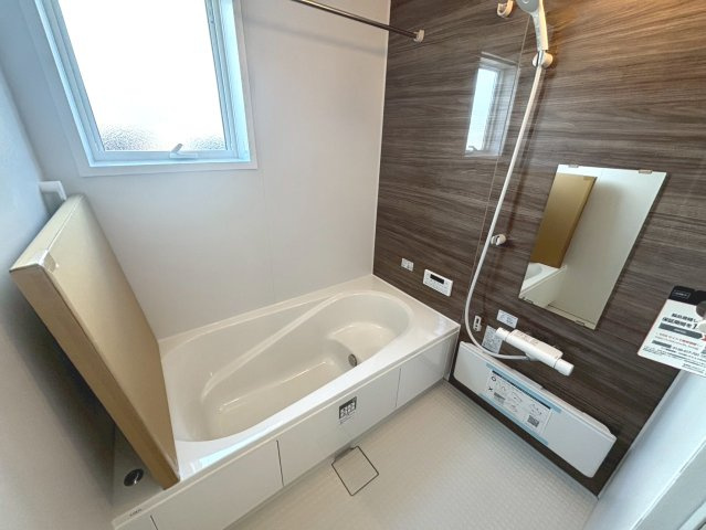 リーブルガーデン　関市笠屋2丁目　全3区画分譲の居間・リビング|明るい日差しをふんだんに取り込んだリビングダイニングは家族の笑顔につつまれた素敵な空間になります。
一建設の家は精度が高く丈夫な工法を採用し、「住宅トップランナー基準」に対応しています。