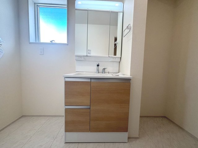 リーブルガーデン　関市笠屋2丁目　全3区画分譲のキッチン|機能的で手入れがしやすいシステムキッチンでお掃除も楽々。蛇口は浄水器内蔵型で節湯CI対応水栓です。　
人造大理石カウンターやキッチンパネルなど明るくきれいにお使いいただけます。