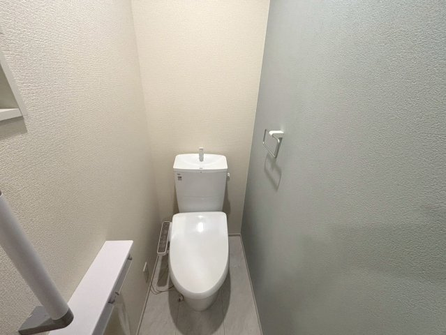 リーブルガーデン　関市笠屋2丁目　全3区画分譲の浴室|明るく清潔感がある浴室。浴槽は環境にやさしい節水タイプ。浴槽内ステップで半身浴、親子入浴も安心です。
洗い場の床は乾きやすく滑りにくい快適仕様、水はけが良くカビの発生を軽減できます。
