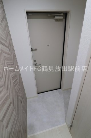 大阪市鶴見区中茶屋１丁目のアパートの玄関