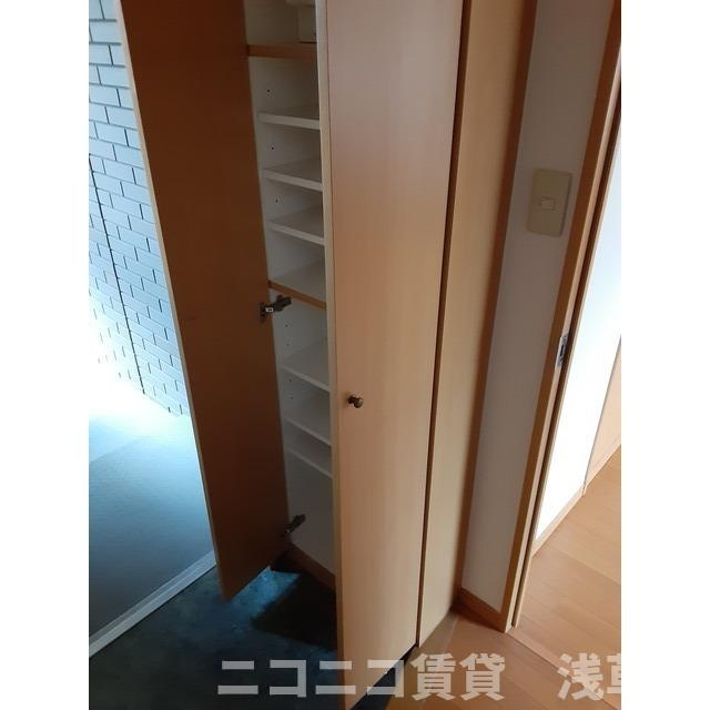 ロイヤルガーデン哲学堂の玄関