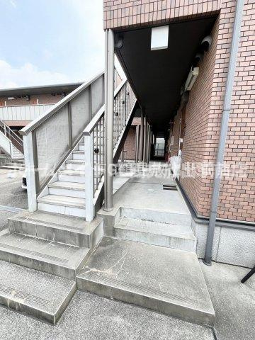 東大阪市西堤西のハイツのエントランス