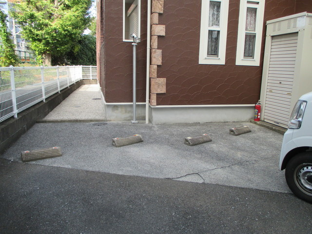 リブレア朝倉街道駅前の駐車場|別号室タイプ