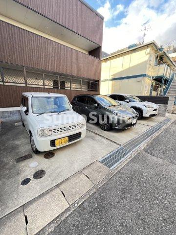 スリージェ参番館の駐車場|駐車場があるので、車を買う予定の方も安心です