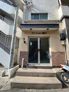 マンション柳川のエントランス