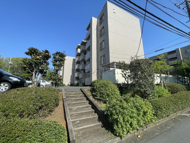 椿峰ニュータウン27街区2号棟の外観
