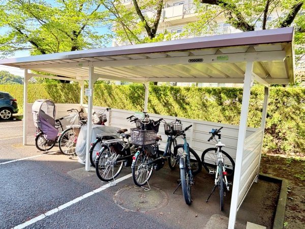 屋根の付いた自転車置場