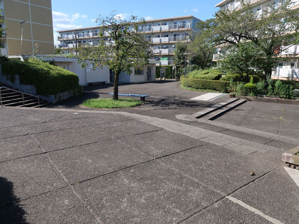管理事務所の前にある敷地内広場