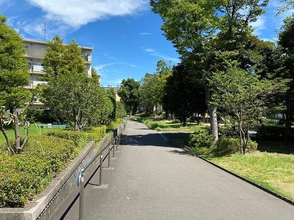 遊歩道部分、公園、幼稚園、保育園、小学校も近くにございます