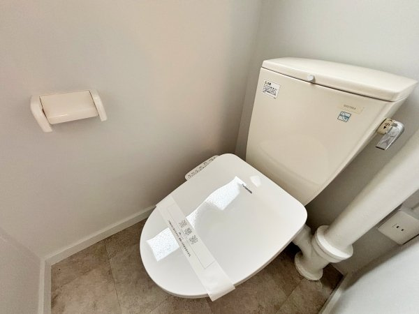 新規交換した綺麗なトイレ（窓付）