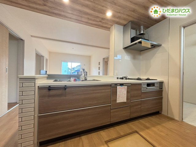 深谷市緑ヶ丘　新築一戸建て　ブルーミングガーデン　01のキッチン|お料理がはかどる機能的なシステムキッチン! 対面式なので、調理中もリビングにいる家族とコミュニケーションをとることができます♪ 収納スペースもたっぷりで、調理器具やストック食材もすっきり片付きます!