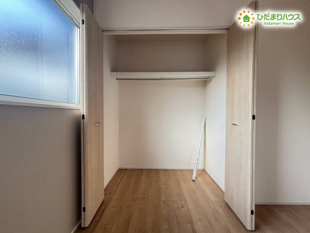 深谷市緑ヶ丘　新築一戸建て　ブルーミングガーデン　01の収納|ハンガーポール付きで、大切な衣類をハンガーに掛けたまま収納可能! 下部には収納ボックスを置いて小物を片付けたり、スーツケースを置いたりできます♪ 必要な物がすぐに見つかり、毎朝の身支度がスムーズに!