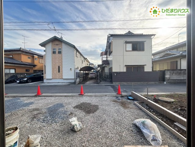 深谷市緑ヶ丘　新築一戸建て　ブルーミングガーデン　01の展望|物件からの眺望は、静かで穏やかな住宅街! 高い建物が周囲に少ないため、開放感があり、心地よい風が吹き抜けます♪ 窓から四季折々の景色を楽しみながら、リラックスした時間を過ごせそうです!