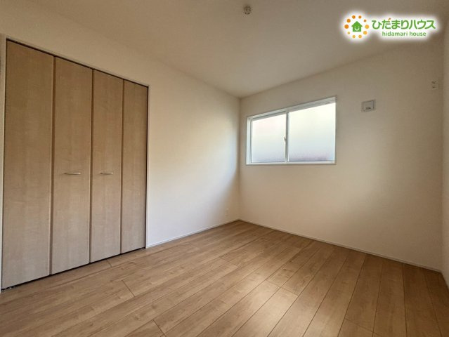 深谷市緑ヶ丘　新築一戸建て　ブルーミングガーデン　01の子供部屋|シンプルで使い勝手の良い明るい洋室! クローゼット付きで、衣類や小物をすっきり収納できます♪ 子供部屋、在宅ワーク部屋、趣味の部屋など、どんな用途にも対応でき、落ち着いて過ごせる空間です!