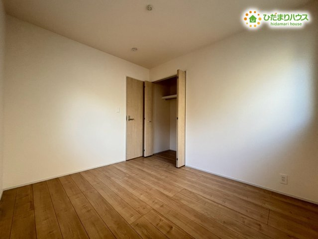 深谷市緑ヶ丘　新築一戸建て　ブルーミングガーデン　01の洋室|2面の窓から陽が差し込み、心地よい光に包まれた洋室! 広々としたクローゼット完備で、衣類や布団などもすっきり収納できます♪ どんな家具にも合わせやすいデザインで、お好みの部屋作りを楽しめます!