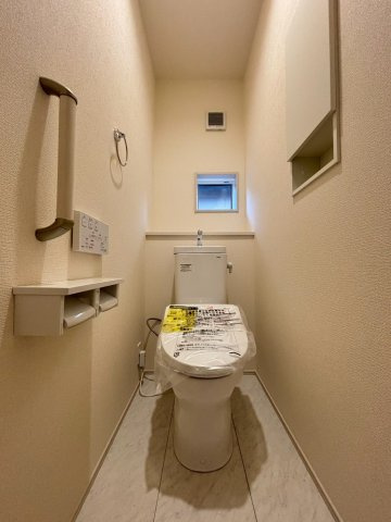 深谷市緑ヶ丘　新築一戸建て　ブルーミングガーデン　01のトイレ|小窓が付いており、自然光が入る明るいトイレ! いつでも新鮮な空気を入れ替えて、清潔に保つことができます♪ 温水洗浄便座が標準装備で、機能面も充実! リラックスできる落ち着いた空間です♪