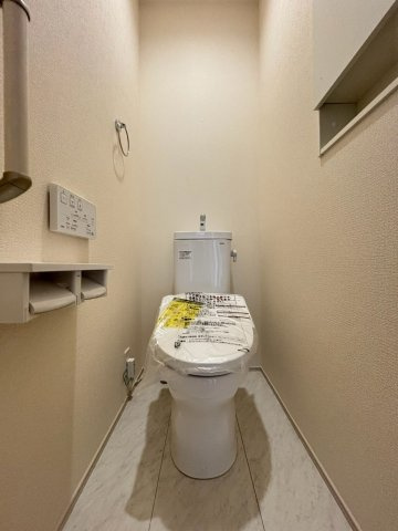 深谷市緑ヶ丘　新築一戸建て　ブルーミングガーデン　01のトイレ|トイレも２ヶ所完備！掃除道具やトイレットペーパーのストックを収納するのに便利な可動棚が付いています! 清潔感のある空間♪ 必要なものをすっきり片付けられるので、いつもきれいな状態を保てます!