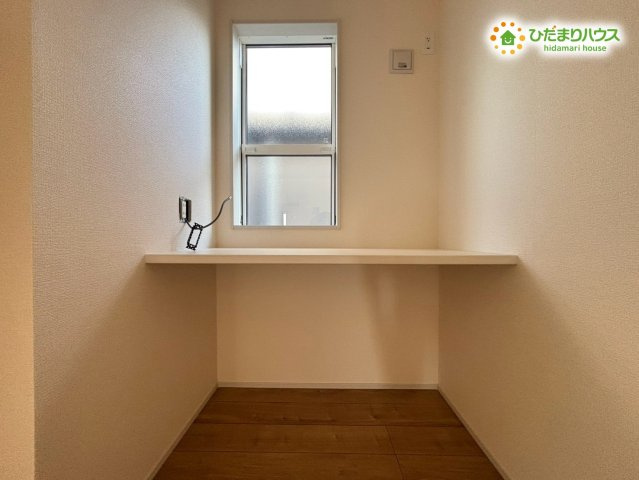 深谷市緑ヶ丘　新築一戸建て　ブルーミングガーデン　01の収納|洋室には、小窓に面して便利なカウンターが付いています!コンセントも備わっており、 作業台や、在宅ワーク用のデスクとして活用したり、お気に入りの雑貨を飾ったり♪ どんな過ごし方をしようかワクワク☆彡
