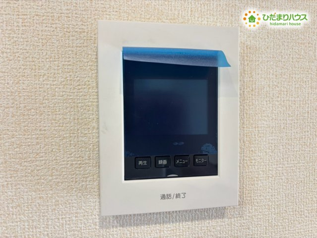 深谷市緑ヶ丘　新築一戸建て　ブルーミングガーデン　01の防犯設備|来客の顔を事前に確認できる安心のモニター付きインターホン! 誰が来たか一目で分かるため、小さなお子様の留守番や、一人暮らしの方も安心です♪ 録画機能付きで、不在時の訪問者も確認できて防犯面もバッチリ!