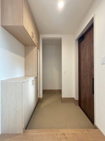 深谷市緑ヶ丘　新築一戸建て　ブルーミングガーデン　01の玄関|ナチュラル色の内装で、明るく清潔感のある玄関! たっぷり入るシューズボックスがあり、家族みんなの靴をすっきり収納できます♪ いつもきれいな状態を保てるので、急な来客時も慌てずに対応できそうです!