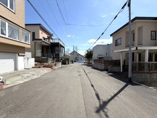 北ノ沢3丁目の前面道路含む現地写真